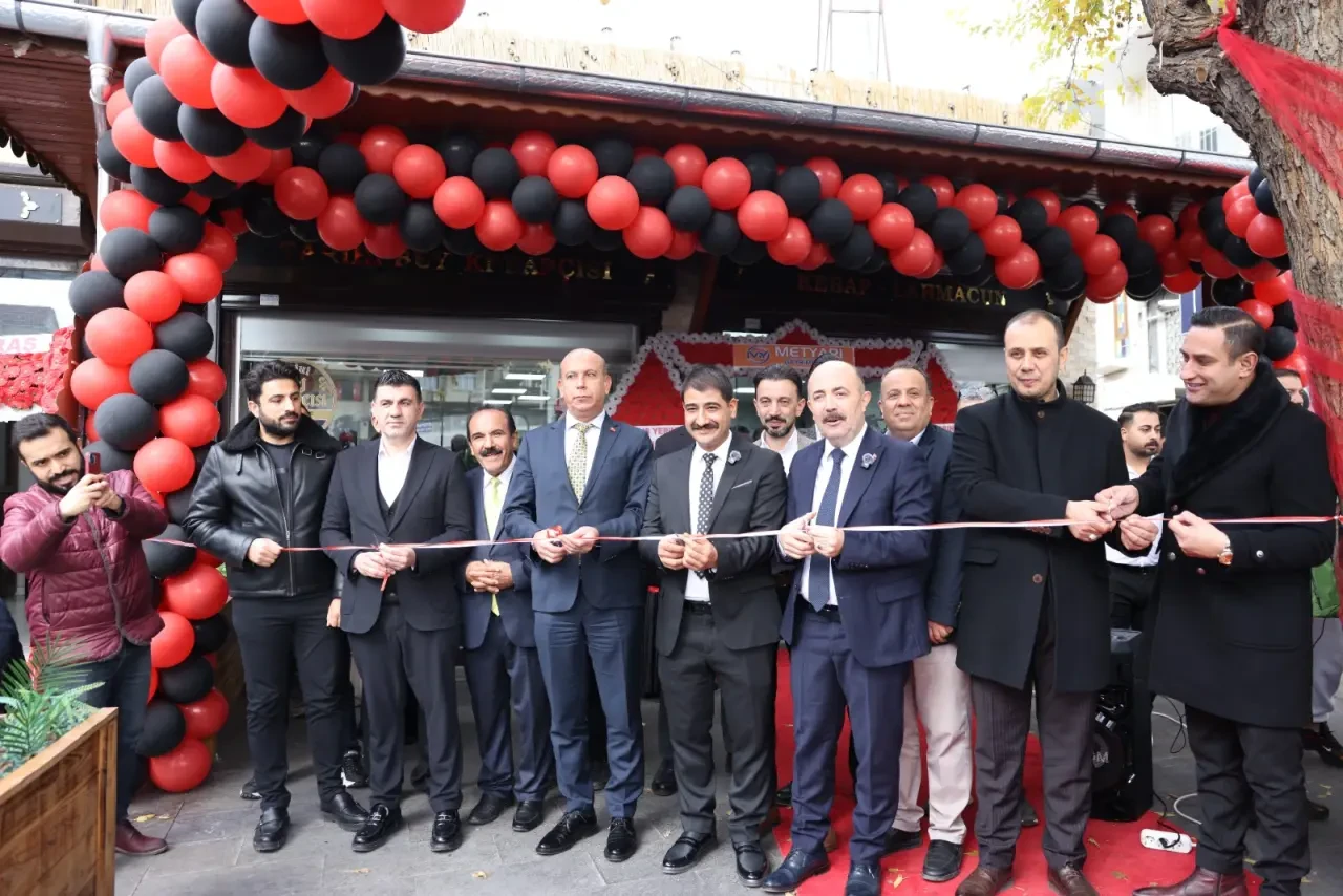 “Gaziantep’in gülen yüzü” olarak tanınan İsmail Şef’in yeni mekanı  Tarihi Bey Kebapçısı açıldı 1