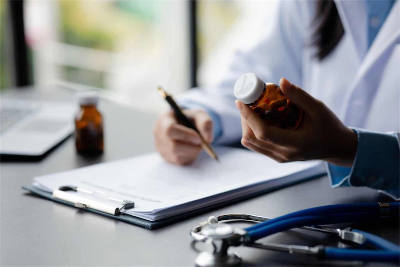 Aile hekimlerinin hastanelere yönlendirdiği kişilerden alınacak muayene katılım payı yüzde 50 indirimli olacak