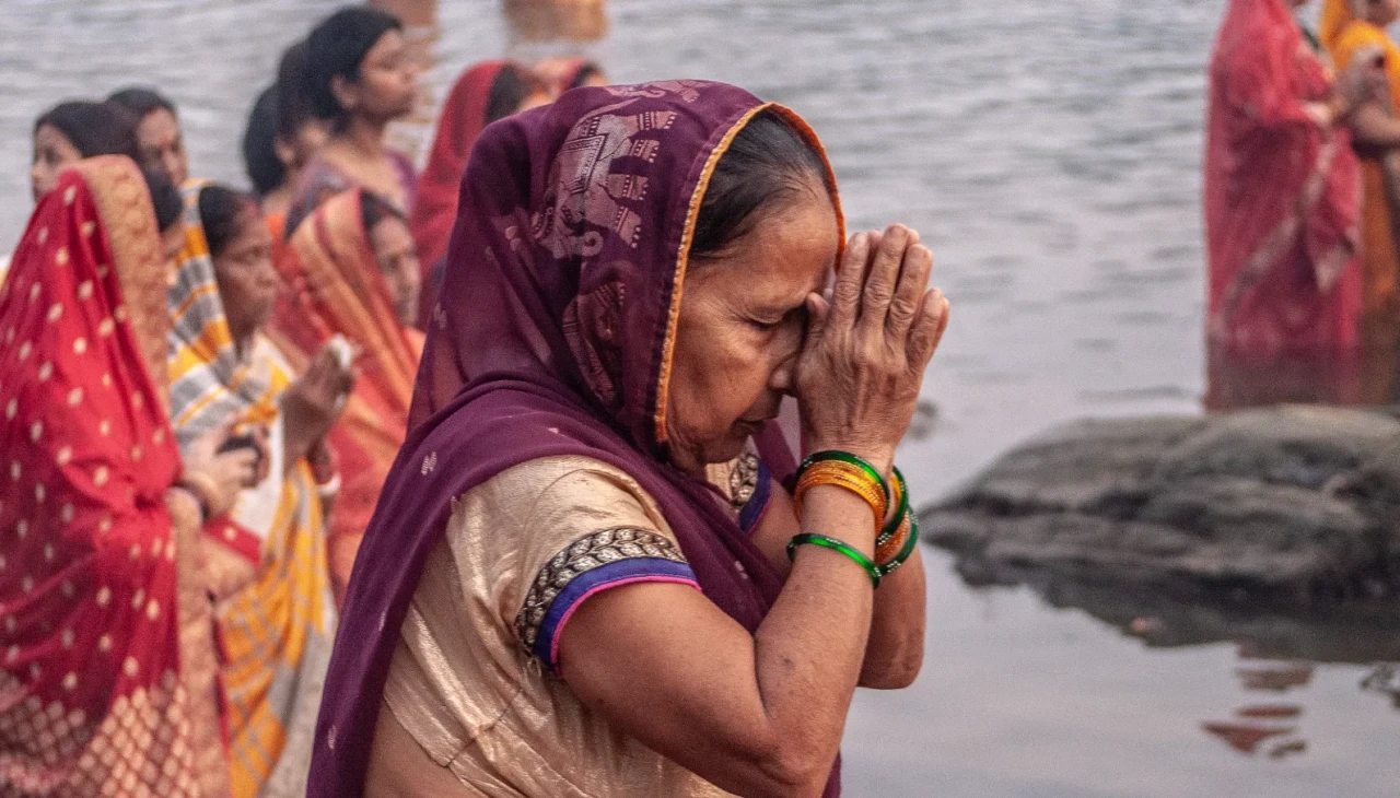 Chhath Puja Festivali'nde binlerce inanan Güneş Tanrısı için toplandı