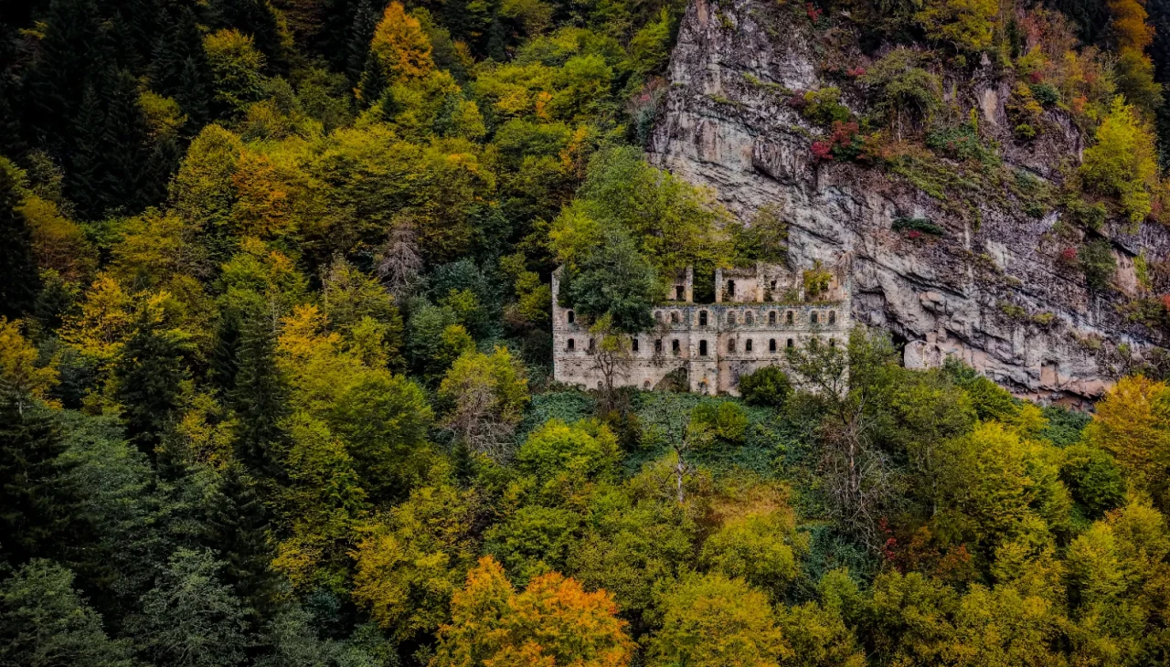 Vazelon Manastırı sonbahar renklerine büründü