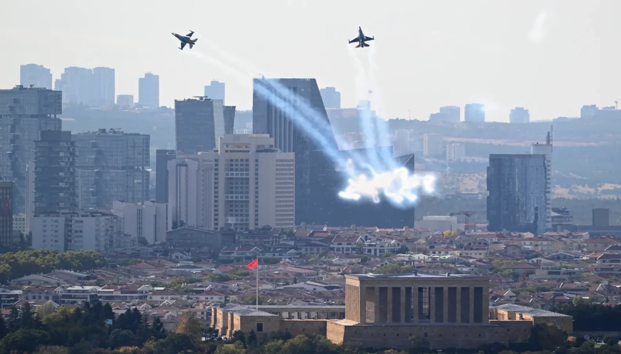 SOLOTÜRK, 29 Ekim gösteri uçuşu öncesi Anıtkabir semalarında çevre tanıma uçuşu gerçekleştirdi