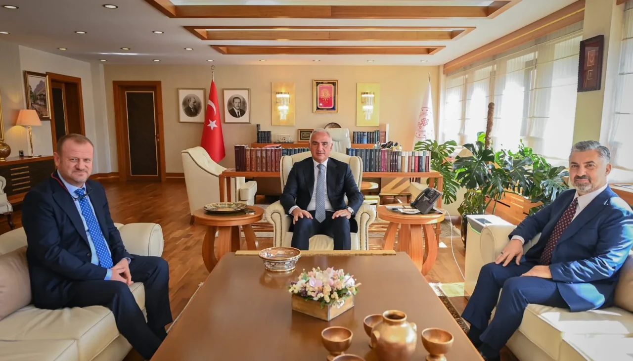 Bakan Ersoy'dan RTÜK ve Türk Telekom'a yeni dönemde destek mesajı