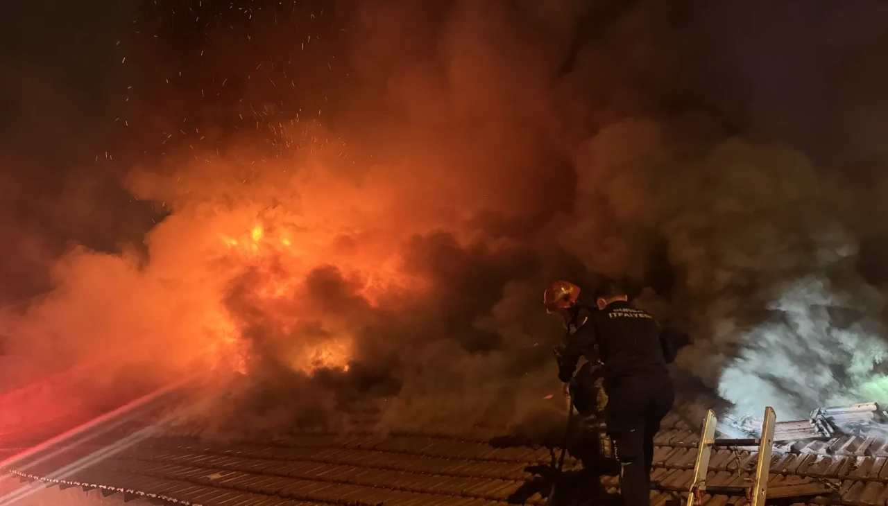 Bursa'da yedek parça dükkânında yangın 4 iş yeri zarar gördü