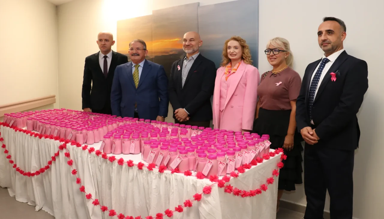 Antalya’da Meme Kanserine pembe içecekle farkındalık