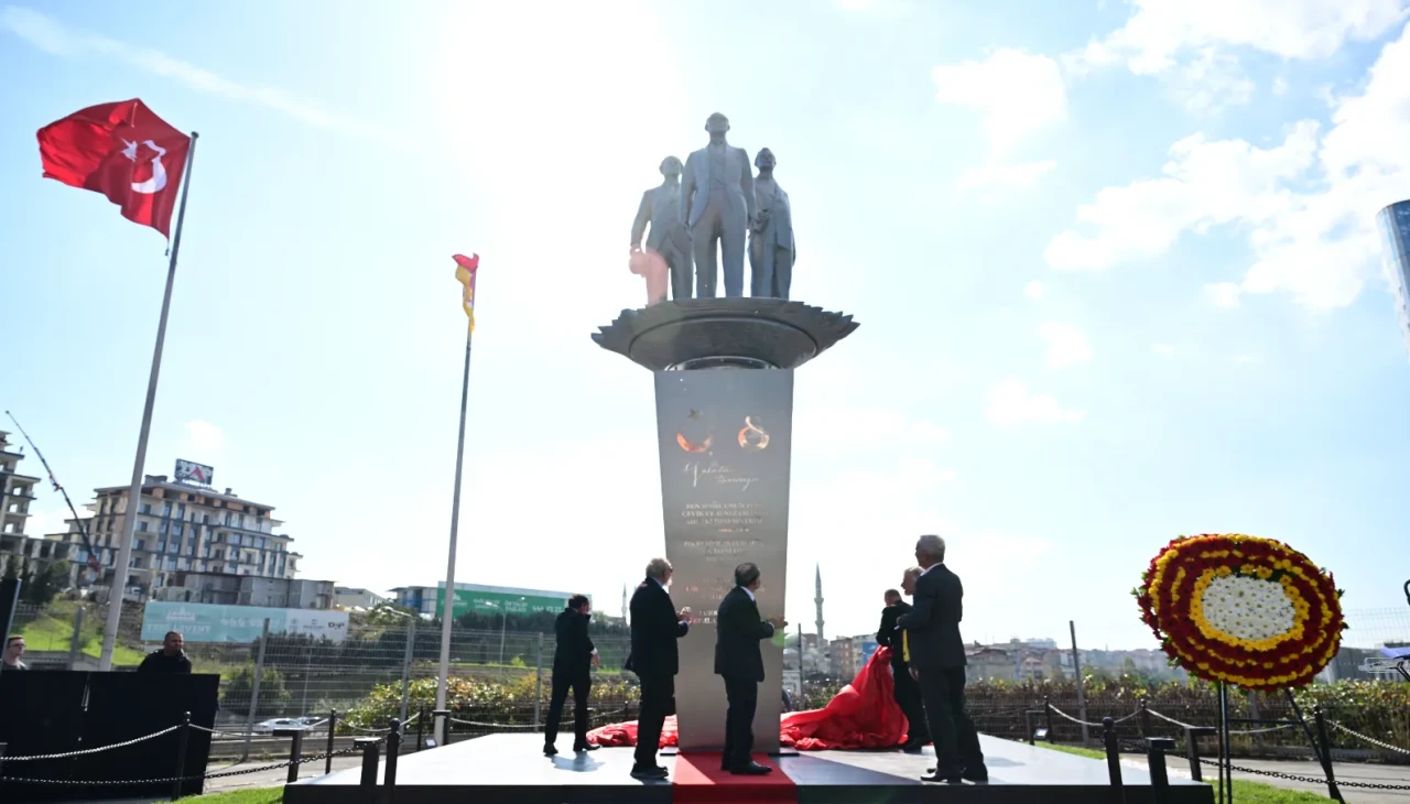 Galatasaray'ın 120. yılına özel: Atatürk Tevfik Fikret ve Ali Sami Yen heykeli