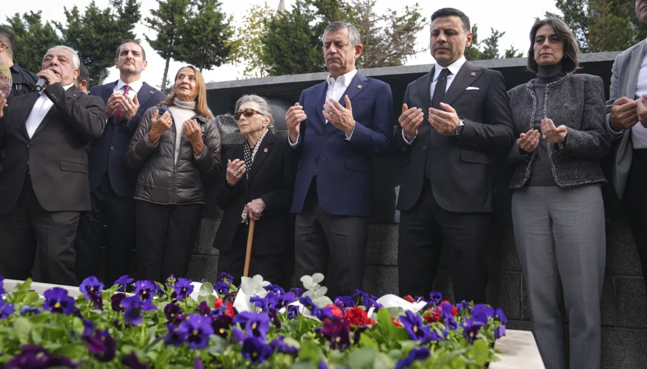Prof. Dr. Erdal İnönü vefatının 18. yılında kabri başında anıldı