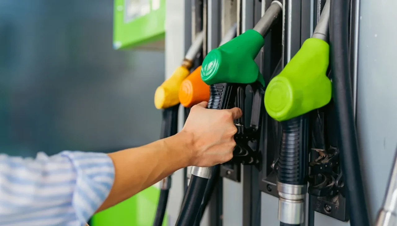 Akaryakıtta şok zam: Benzin litre fiyatı 54 lirayı aştı