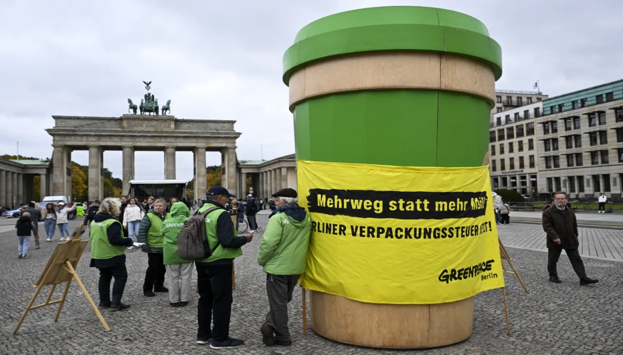 Greenpeace'den bardak eylemi: Tek kullanımlık atıklara dikkat çekildi!