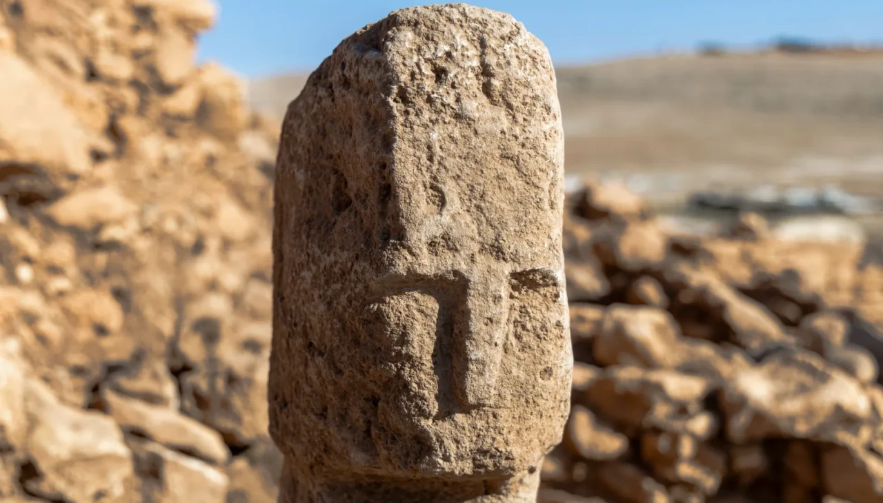 Karahantepe'de 12 bin yıl öncesine ait insan yüzlü dikilitaş bulundu