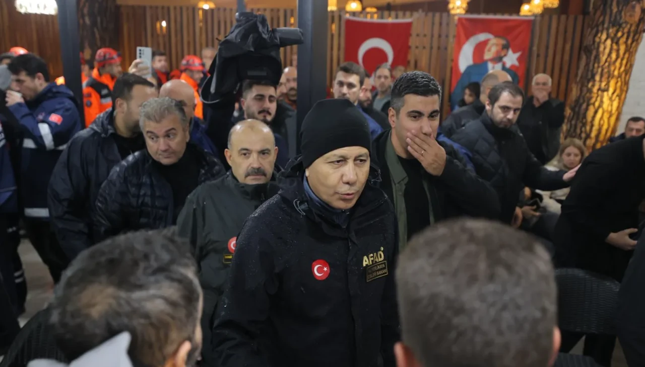 Bakan Yerlikaya Sındırgı depremi sonrası vatandaşlarla buluştu