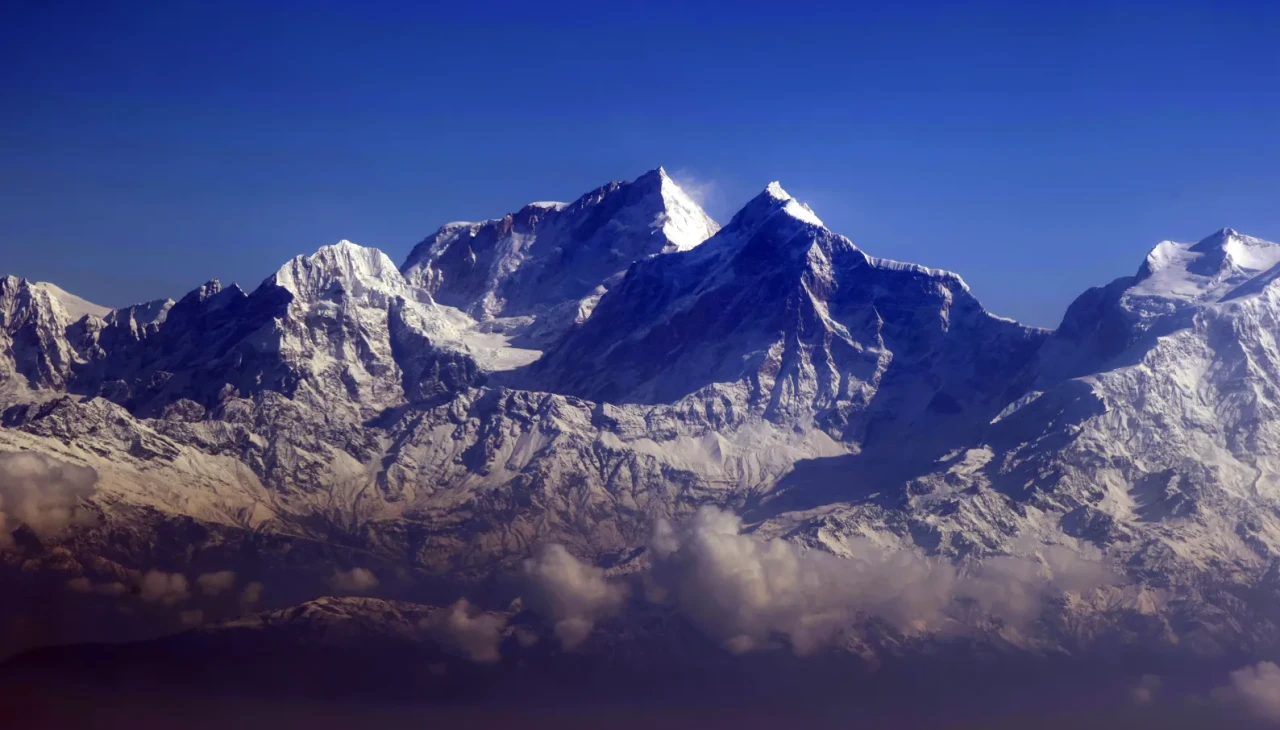 Everest'te kar fırtınası felaketi: 1000 dağcı mahsur kaldı