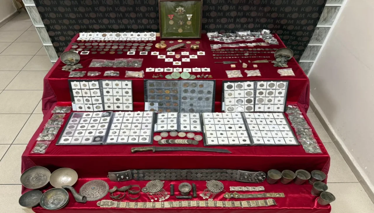 İzmir’de Tarihi Eser Kaçakçılığı : 2 Bin 433 obje ele geçirildi