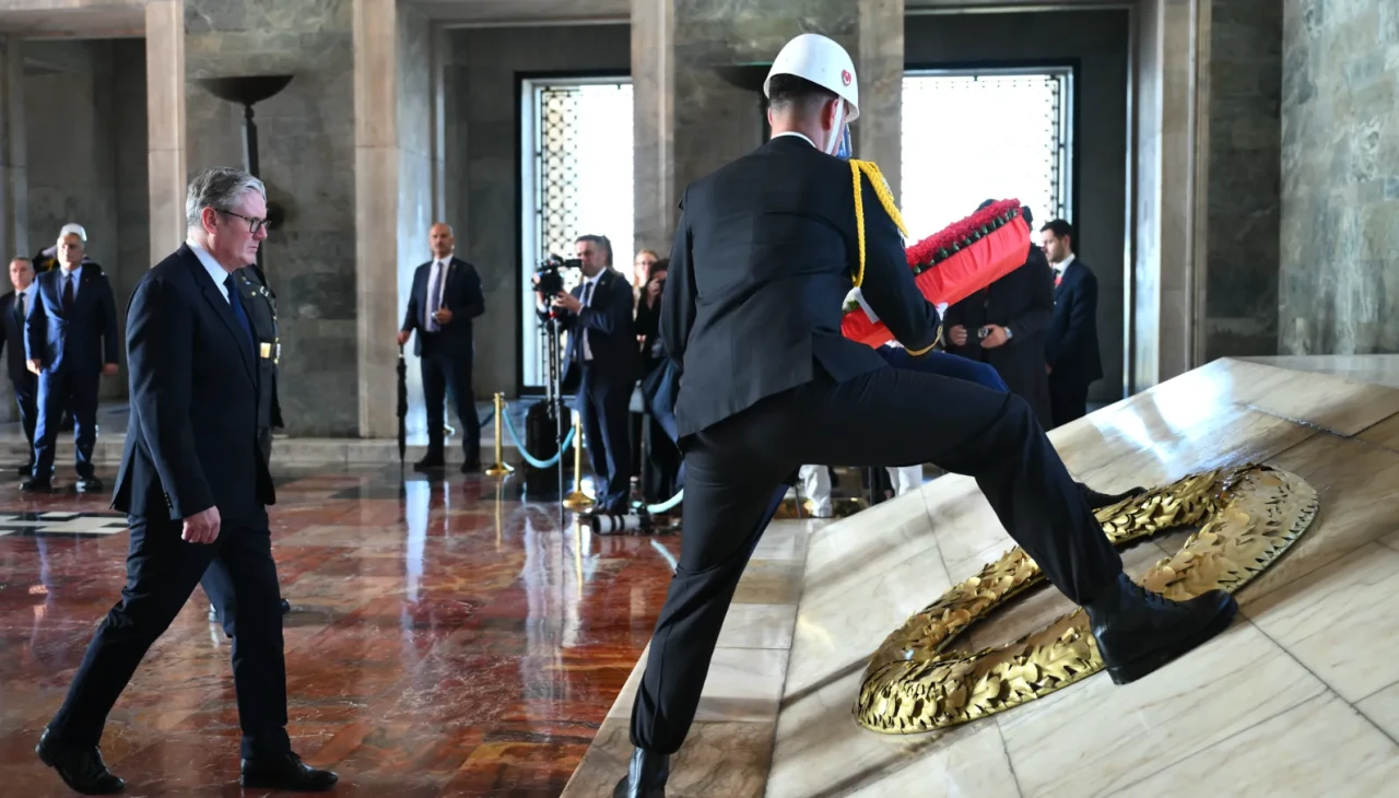 İngiltere Başbakanı Starmer'dan Atatürk'e saygı duruşu
