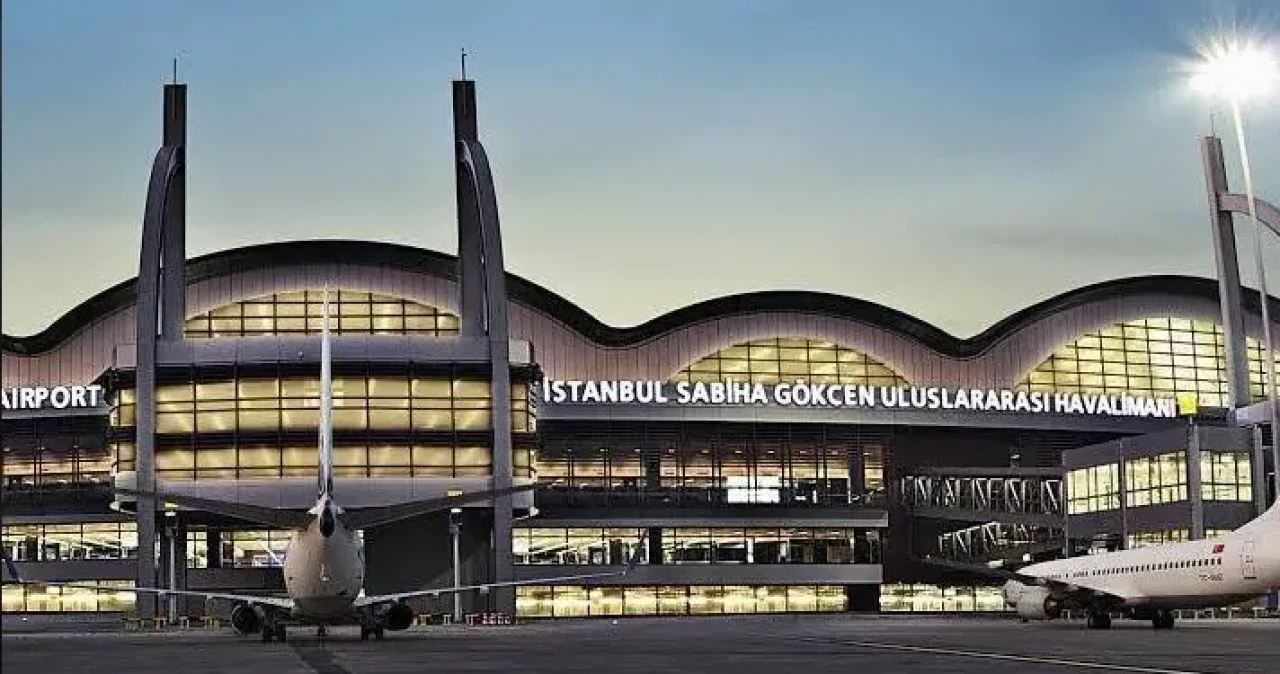 Sabiha Gökçen Havalimanı Cumhuriyet Bayramı’nda kırmızı-beyaz