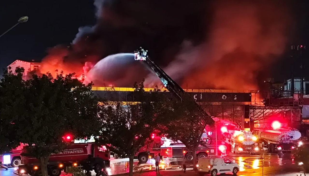 Şanlıurfa’da plastik deposu yandı: Maddi hasar oluştu