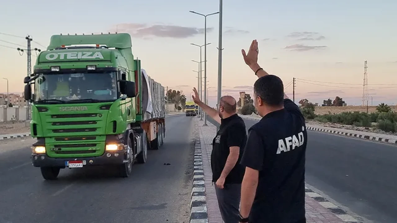Türkiye, Gazze'ye 900 ton insani yardım gönderiyor: 25 tır Refah Sınır Kapısı'na hareket etti
