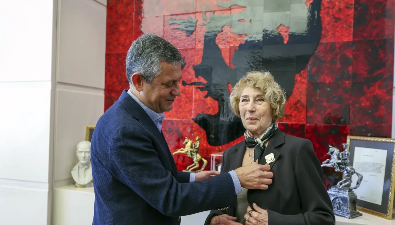 CHP'nin yeni üyesi ünlü yazar Ayşe Kulin rozetini Özgür Özel'den aldı