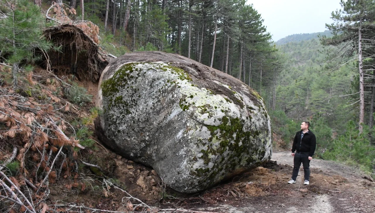 Emet’te korkutan manzara: Depremin ardından dev kaya yola düştü