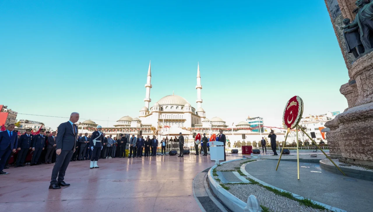 İstanbul’un 102. kurtuluş yılı Taksim’de kutlandı: Asla esir olmayacağız