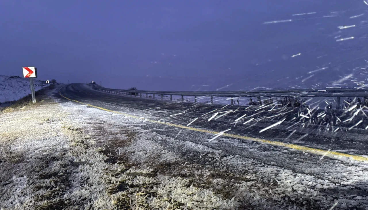 Ardahan'da kar ve tipi etkisiyle buzlanma uyarısı: Sürücüler dikkat