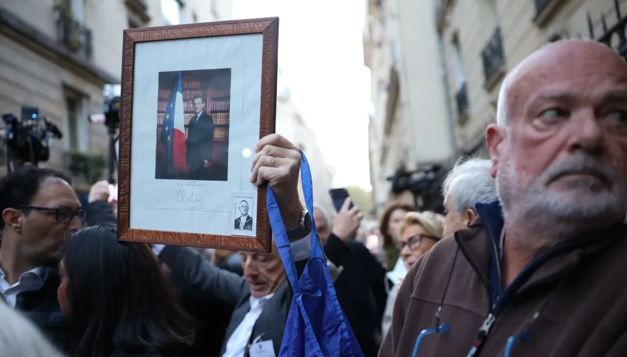 Eski Cumhurbaşkanı Sarkozy 5 yıl hapis cezasıyla cezaevine girdi
