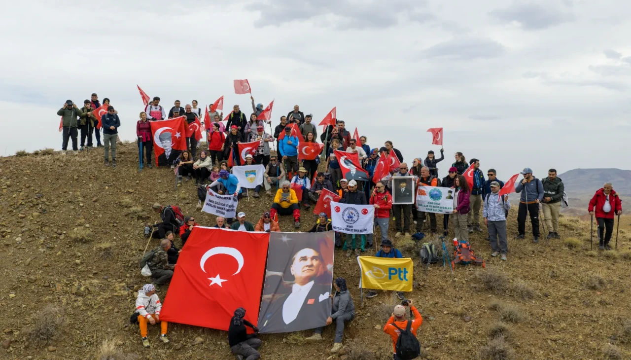 Gökkuşağı tepeleri'nde 29 Ekim: Türk bayraklarıyla zirveye yürüyüş