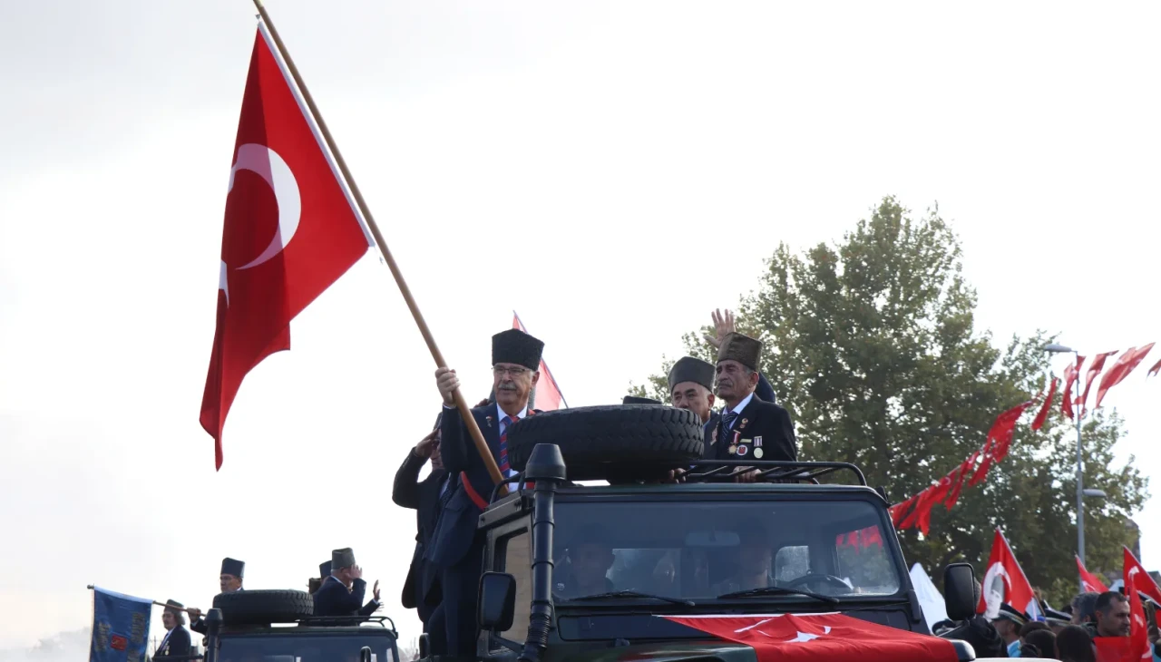 Kayseri’de 29 Ekim coşkusu: Gaziler halkı selamladı