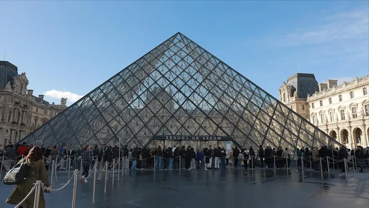 Louvre Müzesi'nde gece yarısı şok soygun: 9 parça mücevher çalındı, müze kapatıldı