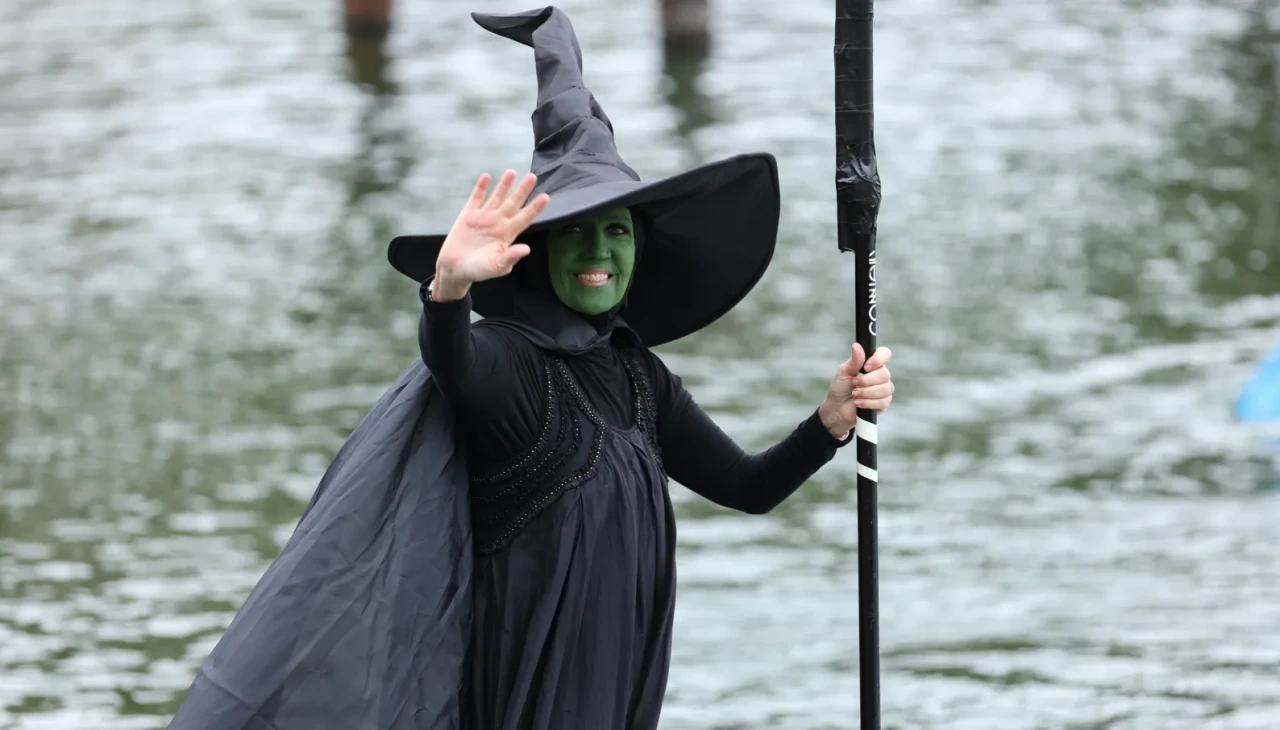 Cadılar Bayramı'nda cadı kıyafetleriyle su üzerinde eğlence