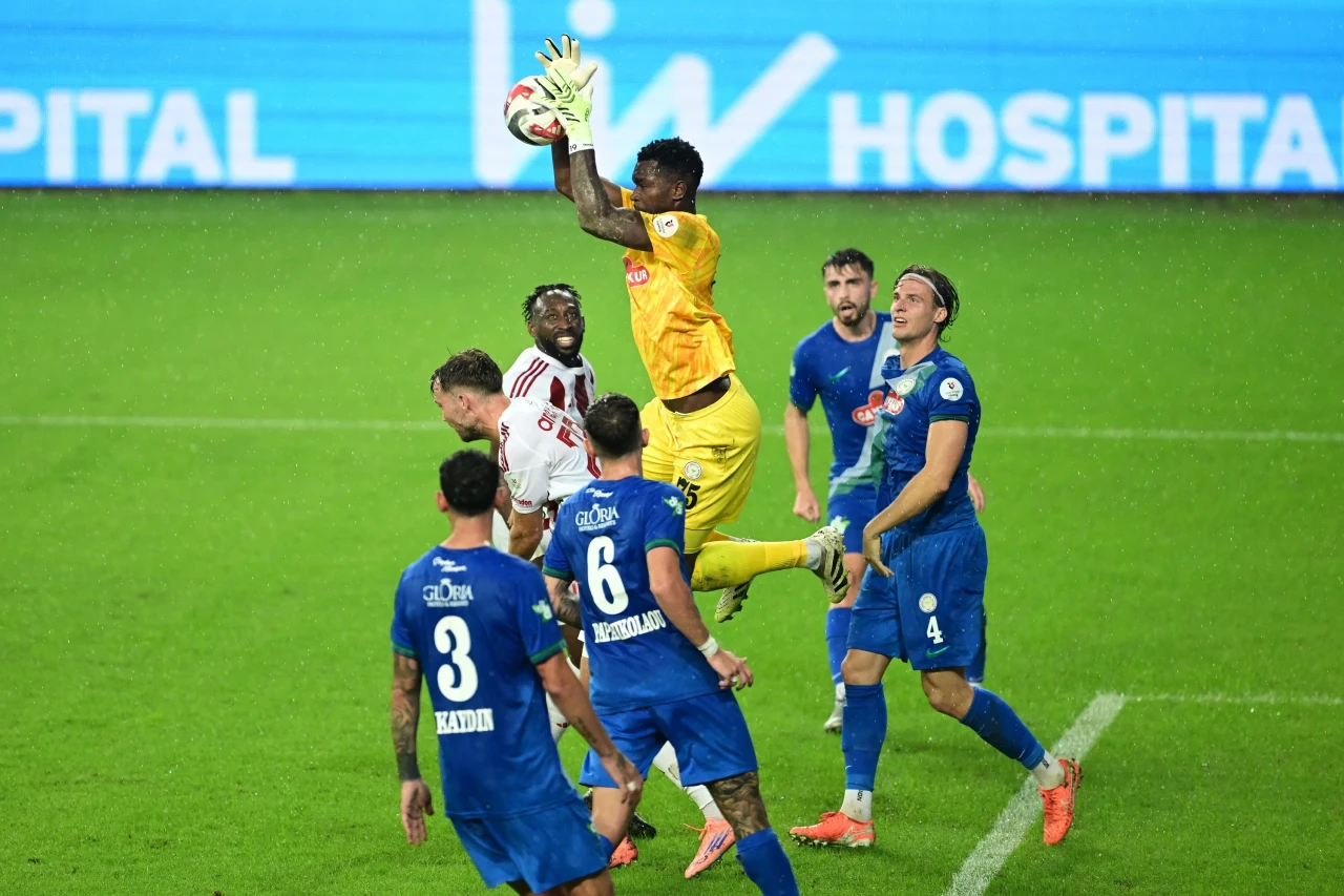 Çaykur Rizespor, Hesap.com Antalyaspor'u 5-2 ile geçerek galibiyetini perçinledi