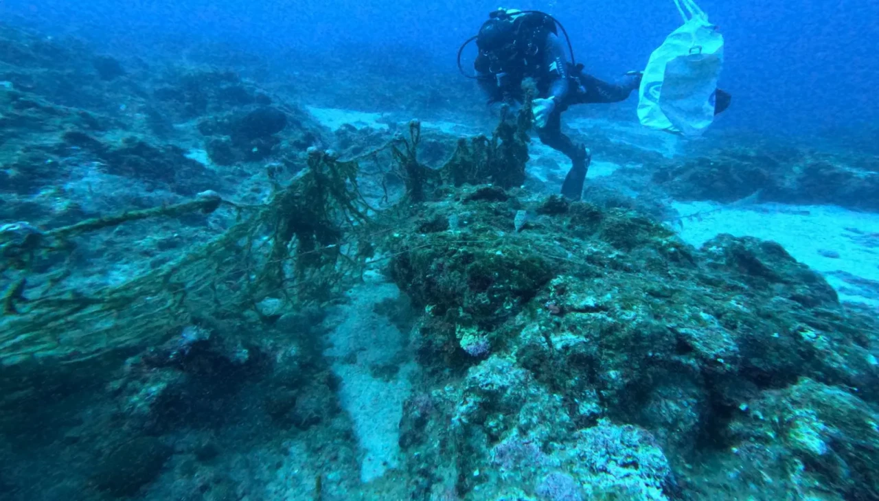 Datça’da deniz temizliği: 100 metre uzunluğunda hayalet ağ çıkarıldı