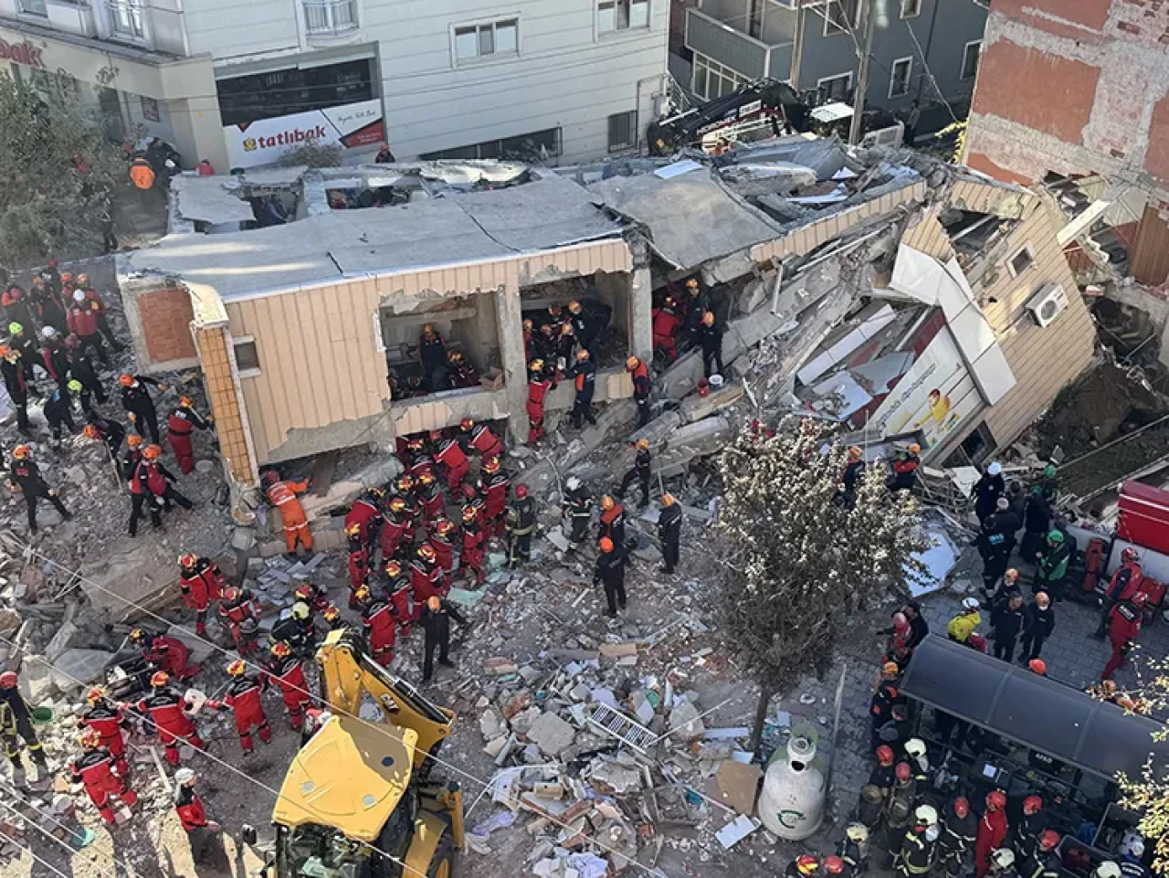 Gebze'de bina çöktü: İki çocuk hayatını kaybetti, kurtarma çalışmaları sürüyor