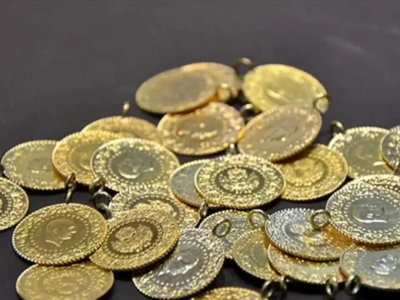 Altın Fiyatları Rekor Kırdı: Yatırımcılar Kuyumculara Akın Etti mi?