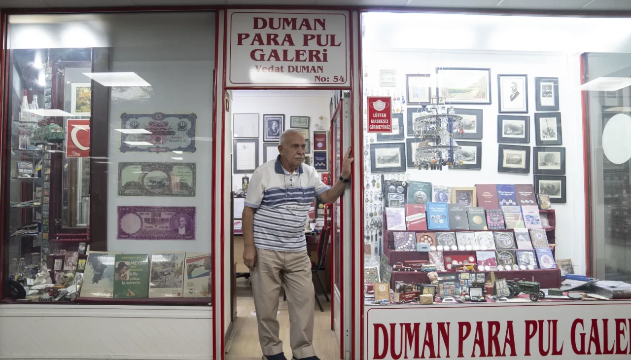 Vedat Duman'ın 70 yıllık pul tutkusu: Çöpten koleksiyona uzanan hikaye