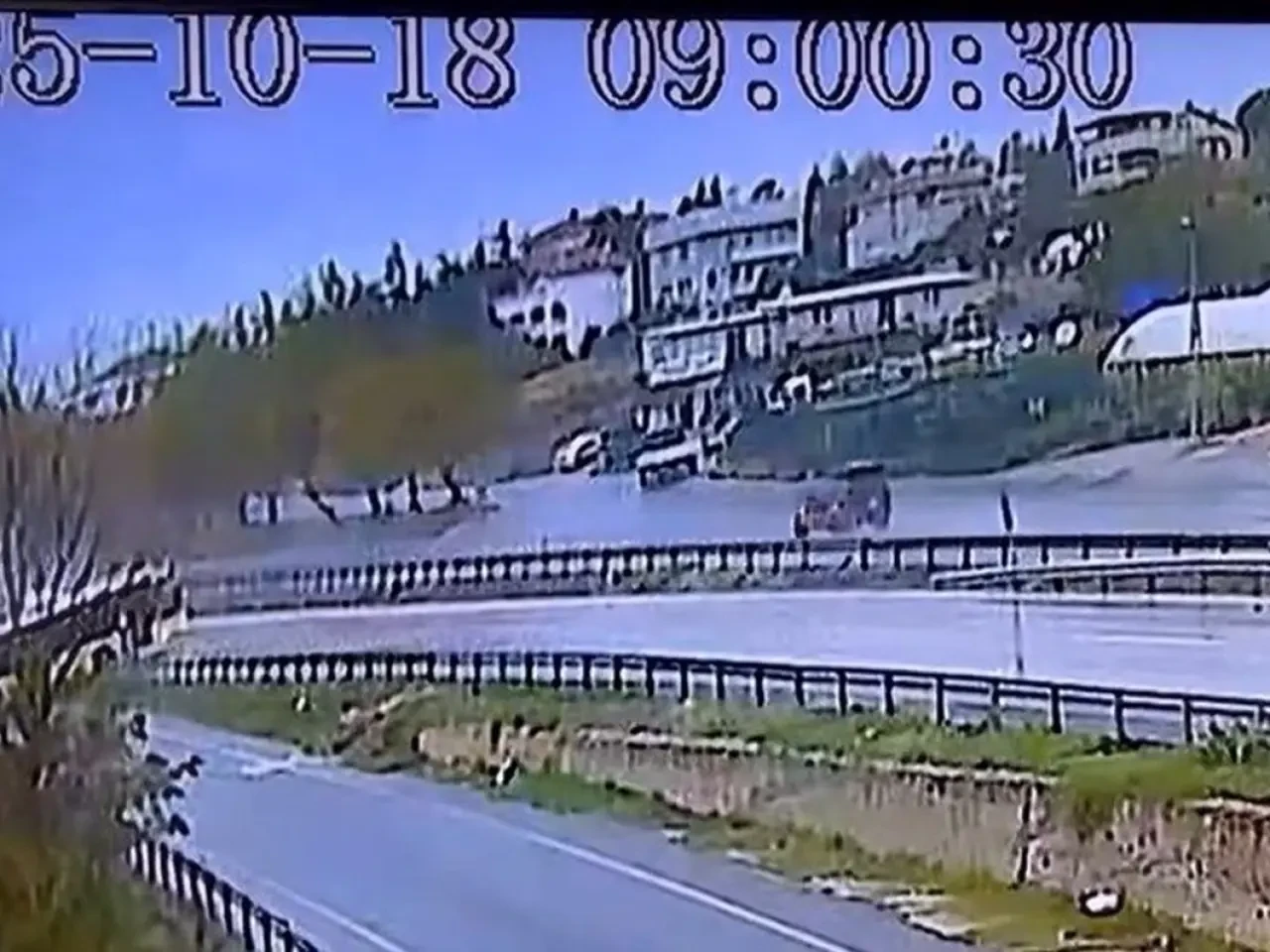 Büyükçekmece'de İETT otobüsü kaygan yolda kontrolden çıktı dehşet anlar