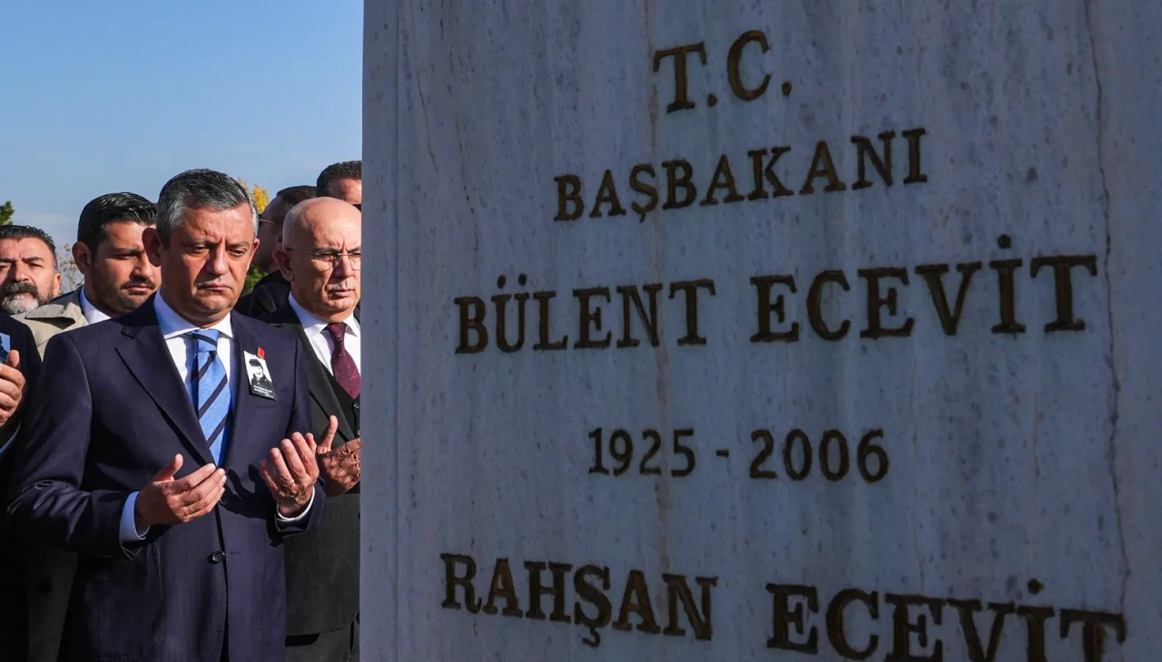 Özgür Özel Ecevit’in 19. ölüm yıldönümünde kabrini ziyaret etti