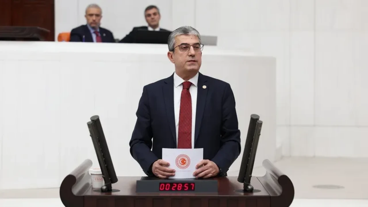 Gökhan Günaydın'dan çarpıcı eleştiri: "AKP, Avrupa'nın en modern havalimanını yıktı!"