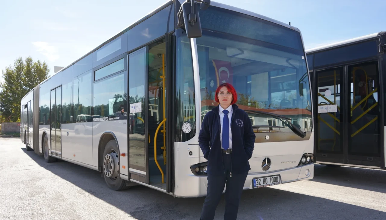 Isparta’nın kadın otobüs şoförü yolcuların sevgisini kazandı