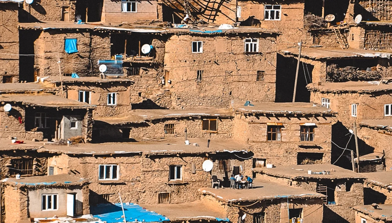 Tarihi taş evler ve sonbahar renkleri Bitlis’te buluştu