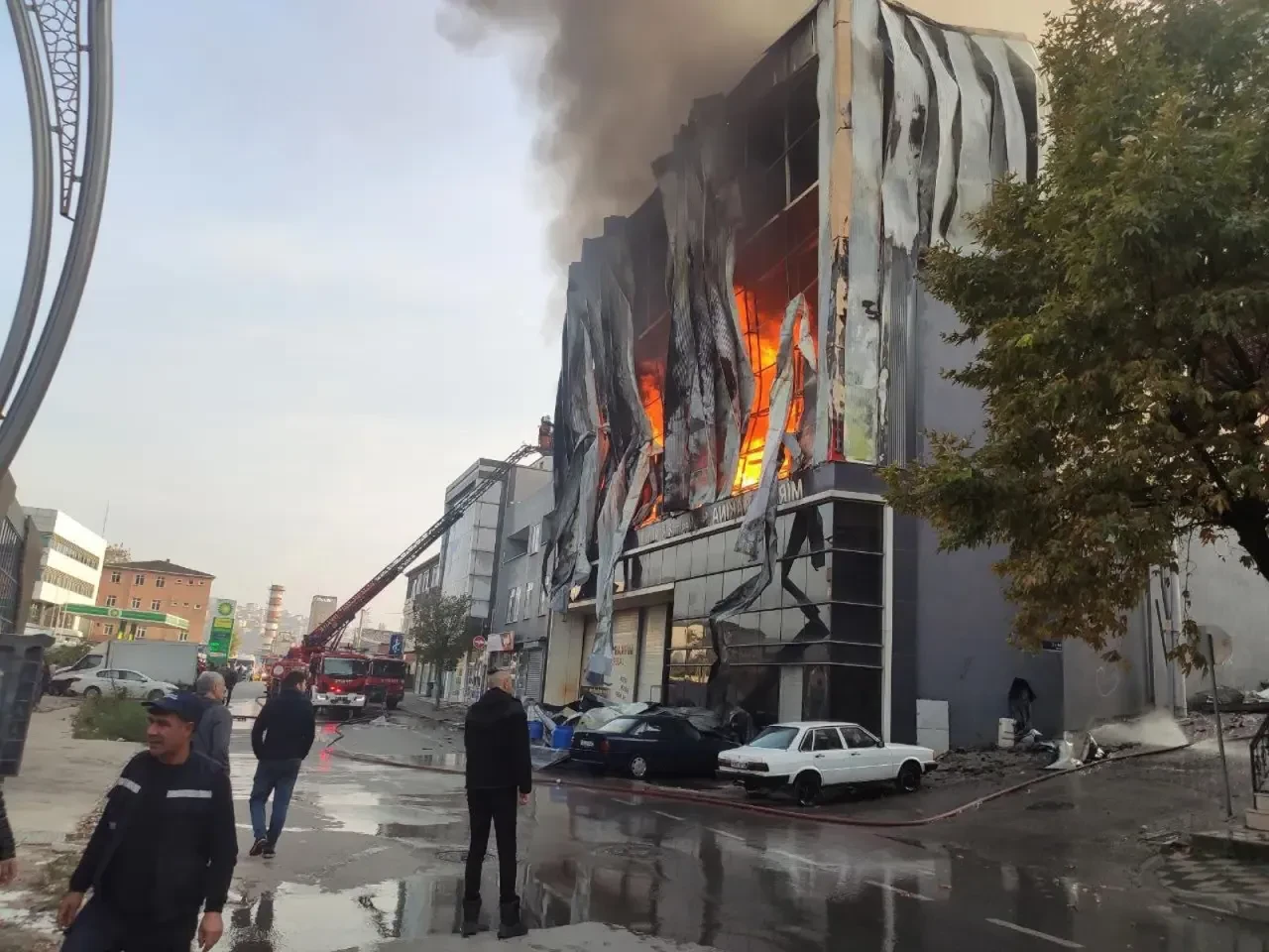 Dilovası’ndaki korkunç yangında 7 işçi hayatını kaybetti: Fabrika sahibi kaçarken yakalandı