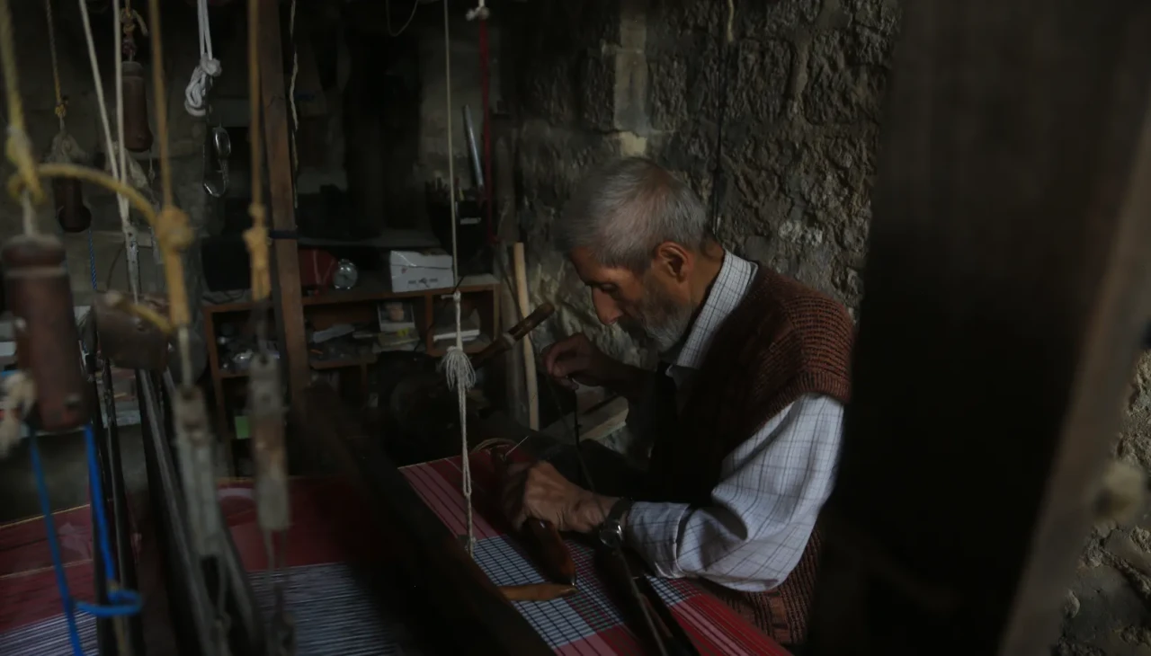 Halep’te el dokumacılığının son temsilcisi 80 yaşındaki Muhammed Ezrak