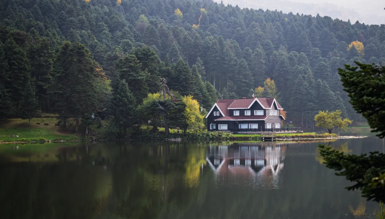 Gölcük Tabiat Parkı’nda kızıl sonbahar görüntüleri