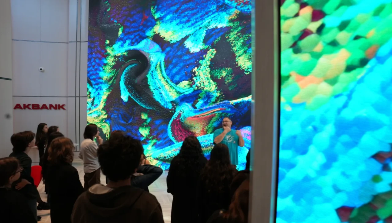 Akbank Refik Anadol’un yapay zeka eserini gençlerle buluşturuyor