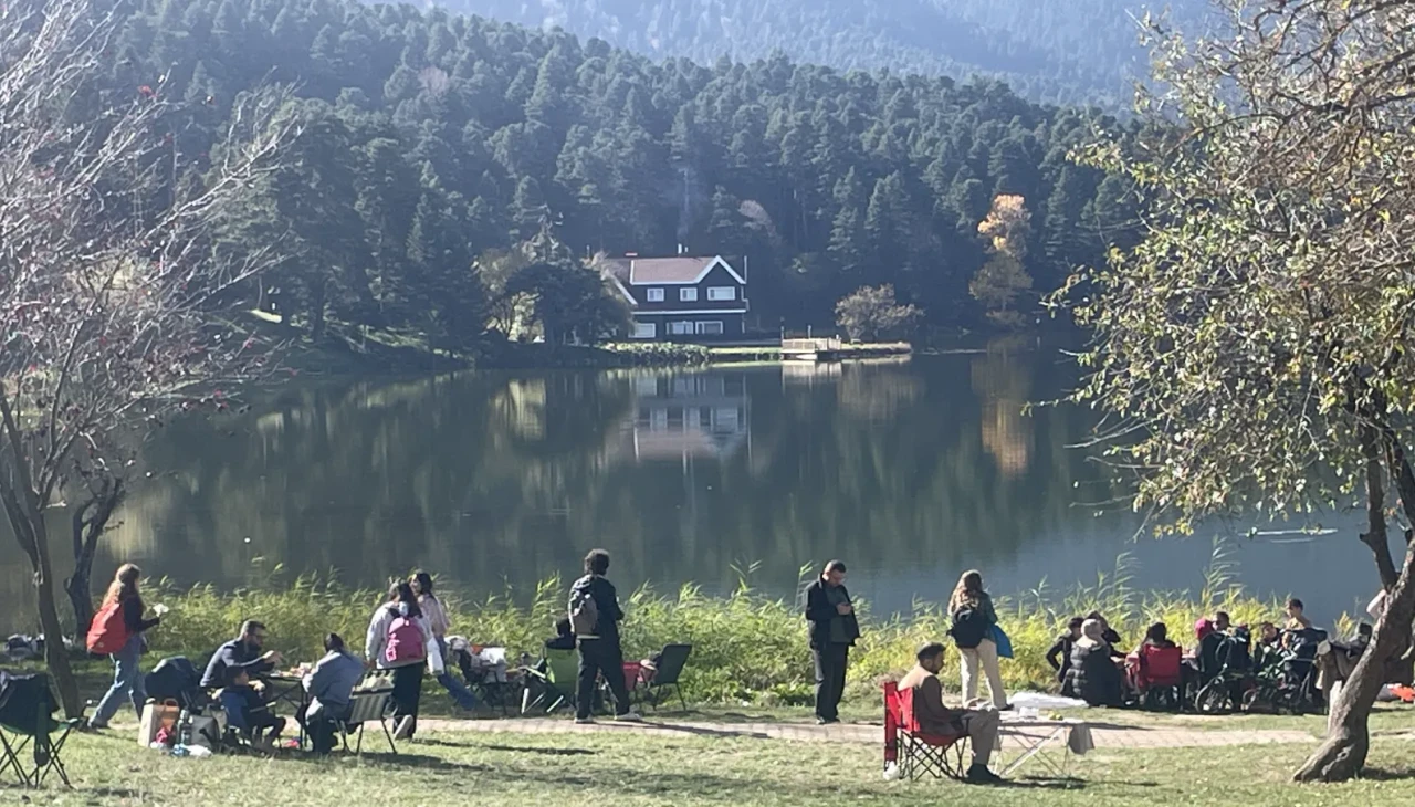 Hafta sonu kaçamağı: Gölcük Tabiat Parkı doldu taştı