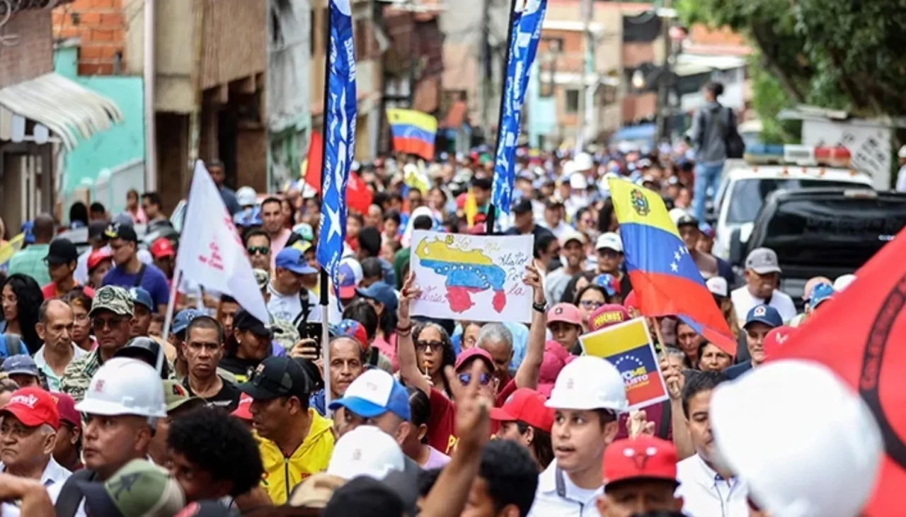 Caracas’tan ABD’ye meydan okuma: On binler Maduro için yürüdü