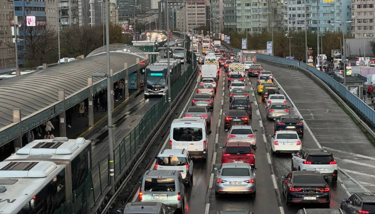 İstanbul trafiği felç oldu! Yoğunluk oranı yüzde 90'a dayandı