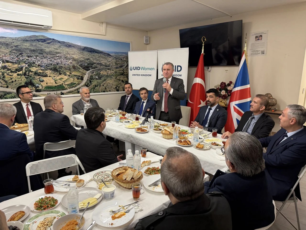 Bakan Bak, Londra'da diaspora gücünü vurguladı: Türkiye'nin deprem sonrası yatırımlar