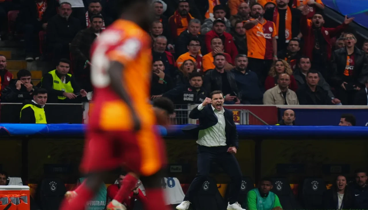 Galatasaray evinde mağlup oldu Okan Buruk'tan hakem eleştirisi