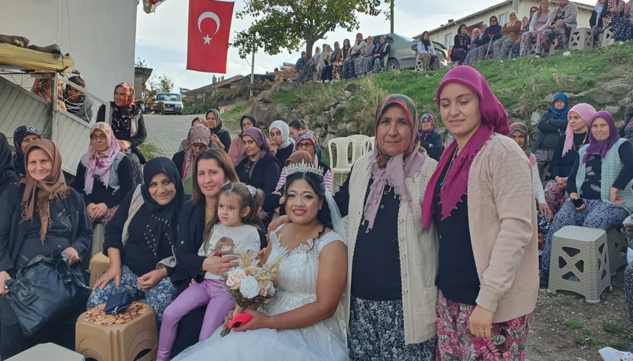 Endonezyalı gelin Manisa’da köy düğünü yaptı