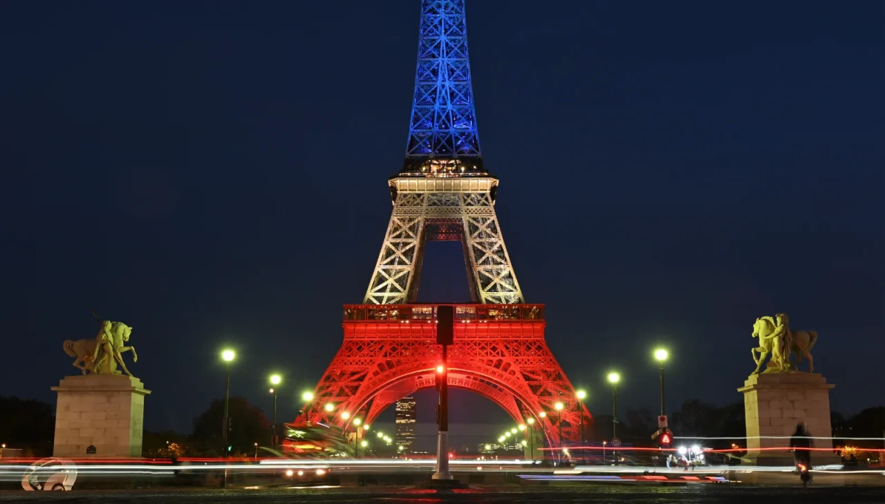 2015 terör saldırıları: Eyfel Kulesi Fransız renkleriyle aydınlatıldı
